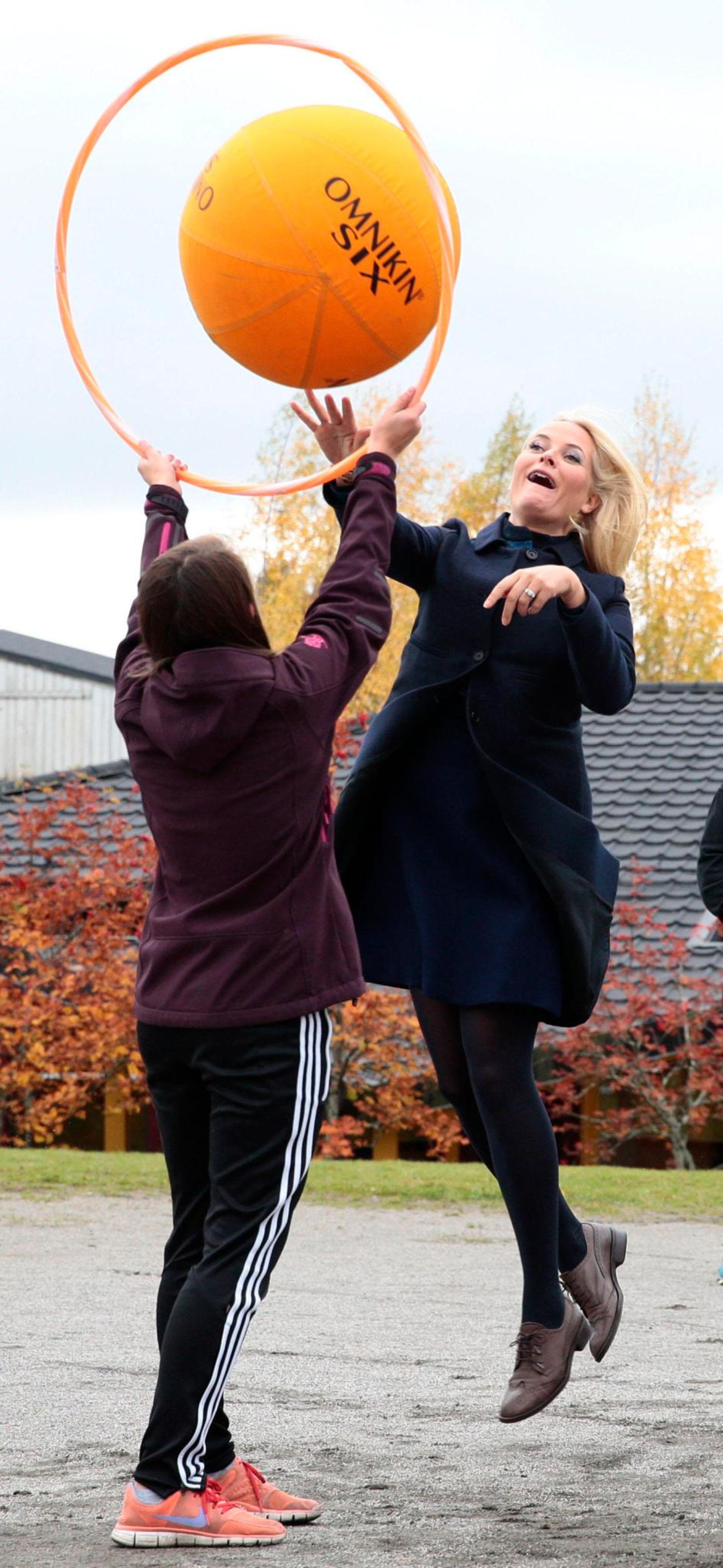 6. Oktober 2014: Prinzessin Mette-Marit probiert in Årnes aus, wie sich Schüler in der Pause beschäftigen können.