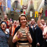 15. Juli 2014: Königin Mathilde von Belgien besucht ein Kinderkrankenhaus bei Antwerpen, in dem die "Cliniclowns" die Kinder vom Klinikalltag ablenken.
