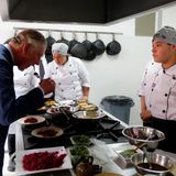 29. Oktober 2014: Prinz Charles und Herzogin Camilla sind zu einem 4tägigen Staatsbesuch nach Kolumbien gereist. Charles probiert das Essen in der Botschaft in Bogotá direkt in der Küche.