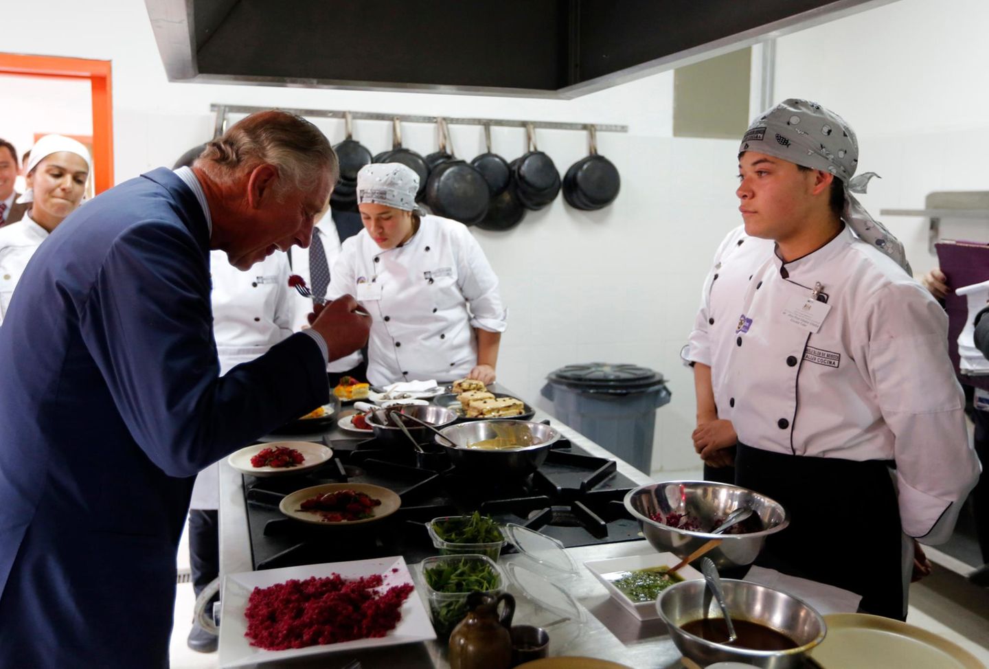 29. Oktober 2014: Prinz Charles und Herzogin Camilla sind zu einem 4tägigen Staatsbesuch nach Kolumbien gereist. Charles probiert das Essen in der Botschaft in Bogotá direkt in der Küche.