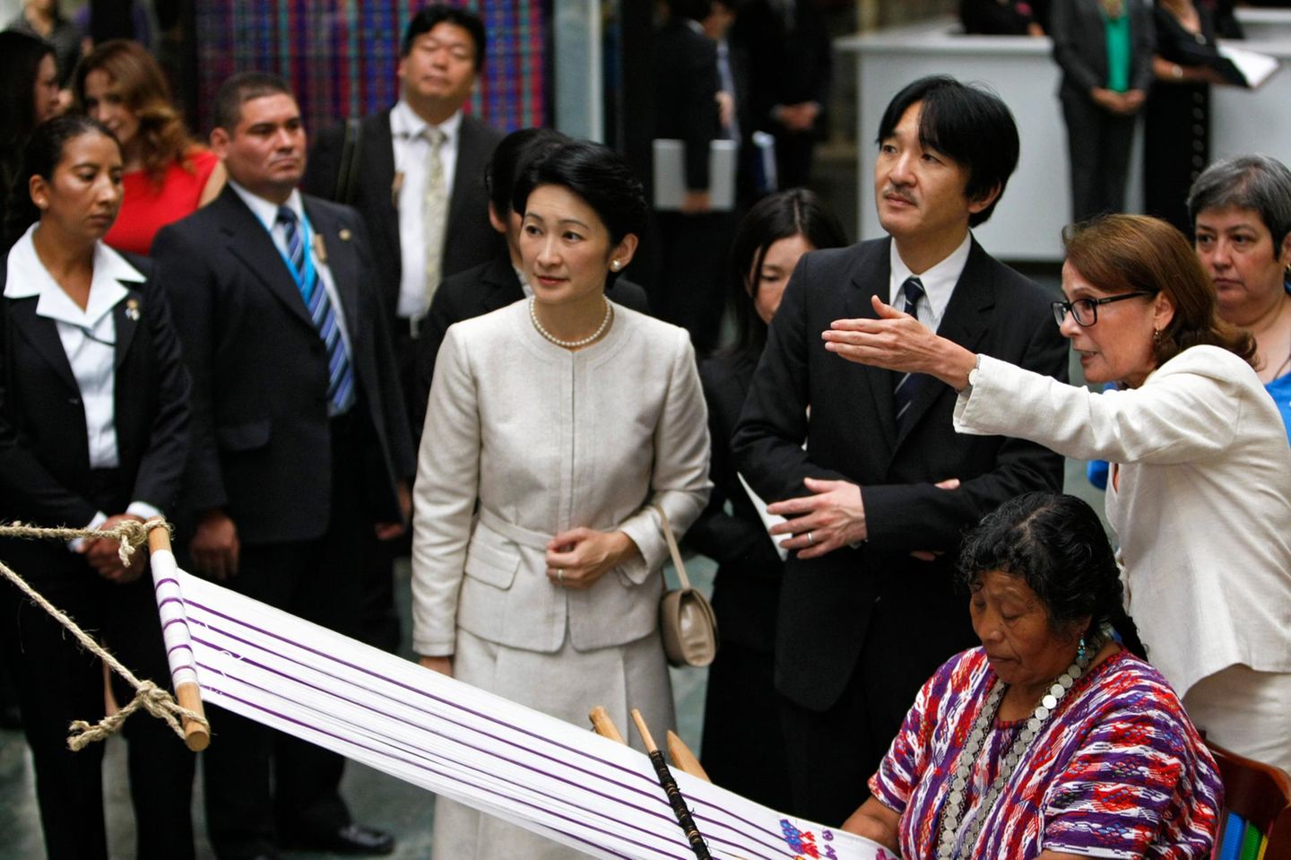 1. Oktober 2014: Prinz Akishino und seine Frau Kiko sind auf einem achttägigen Besuch in Guatemala und Mexico. In Guatemala City besichtigen sie ein Museum.