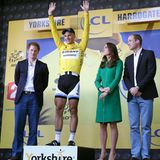 5. Juli 2014: Prinz Harry, Herzogin Catherine und Prinz William überreichen dem deutschen "Tour de France"-Radprofi Marcel Kittel in Harrogate das erste gelbe Trikot der diesjährigen Tour, die im englischen Leeds gestartet ist.