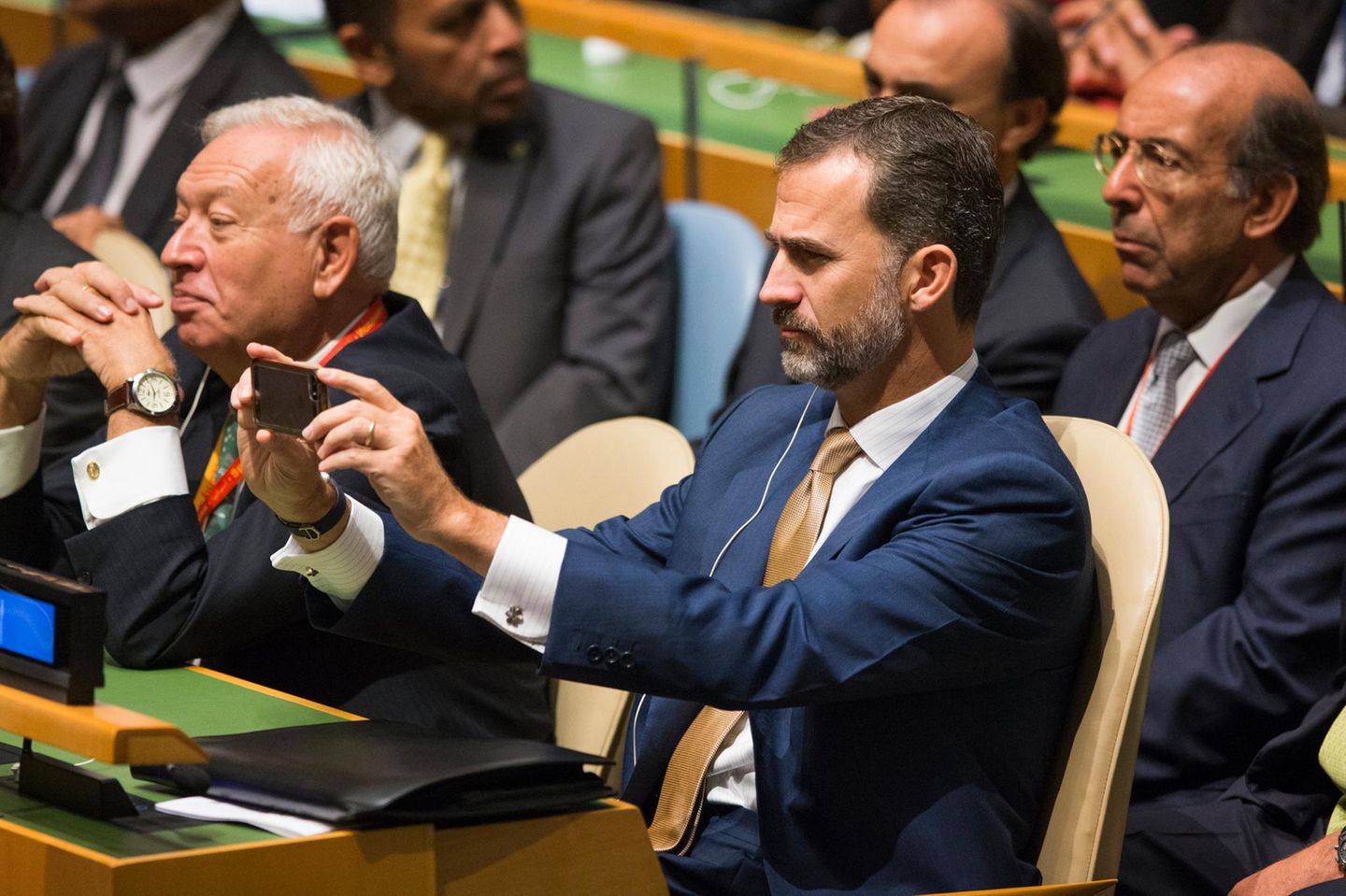 24. September 2014: Spaniens König Felipe nimmt an der 69. Generalversammlung der UN in New York teil. Vor dem Plenum hält er auch eine Rede und hält seinen Besuch mit dem Smartphone fest.
