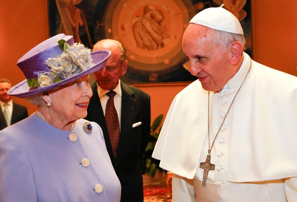 3. April 2014: Queen Elizabeth und Prinz Philip machen zum ersten Mal nach fast drei Jahren wieder eine Auslandreise. Das Zier: Italien und ein Besuch bei Papst Franziskus. 3. April 2014: Queen Elizabeth und Prinz Philip machen zum ersten Mal nach fast drei Jahren wieder eine Auslandreise. Das Zier: Italien und ein Besuch bei Papst Franziskus.