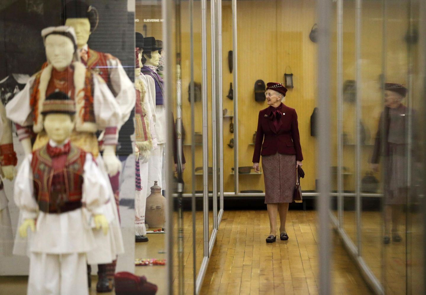 22. Oktober 2014: Gemeinsam mit Prinzgemahl Henrik ist Königin Margrethe zu einem viertägigen Staatsbesuch in Kroatien. In Zagreb besucht sie eine Ausstellung im ethnografischen Museum.