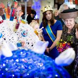 20. November 2014: Prinzessin Beatrix hat königliche Begleitung bei einem von UNICEF organisierten Treffen für Kinderrechte. Die ehemalige Königin der Niederlande trägt allerdings keine Krone sondern einen typischen Hut.