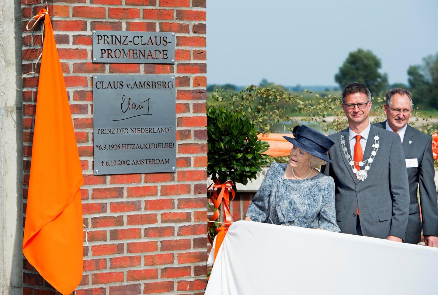 5. September 2014: Prinzessin Beatrix eröffnet in Hitzacker die Prinz-Claus-Promenade, die an ihren verstorbenen Mann erinnert.