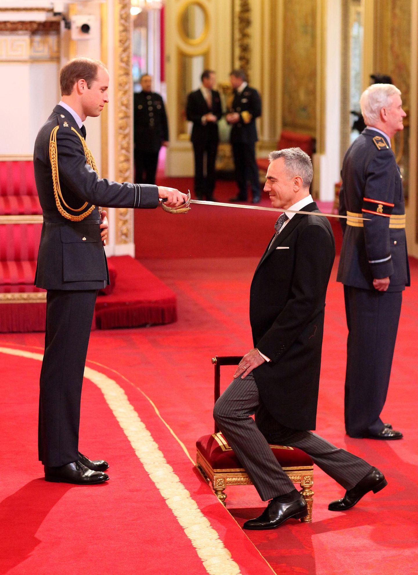 14. November 2014: Prinz William übernimmt im "Buckingham Palace" eine Investitur-Zeremonie. Für Daniel Day-Lewis muss er den Säbel zücken, denn der Schauspieler erhält den Titel "Knight Bachelor of the British Empire".