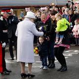 20. November 2014: Queen Elizabeth und Prinz Philip verbringen ihren 67. Hochzeitstag in Schottland. Mit dem Zug sind sie nach Elgin gefahren, wo es am Bahnsteig einige Blumen zur Begrüßung gibt. Elfi und Sienna, die die Sträuße überreichen sollen, scheinen aber ein wenig verschüchtert beim Auftritt der Queen. Ihre Mütter helfen aber.