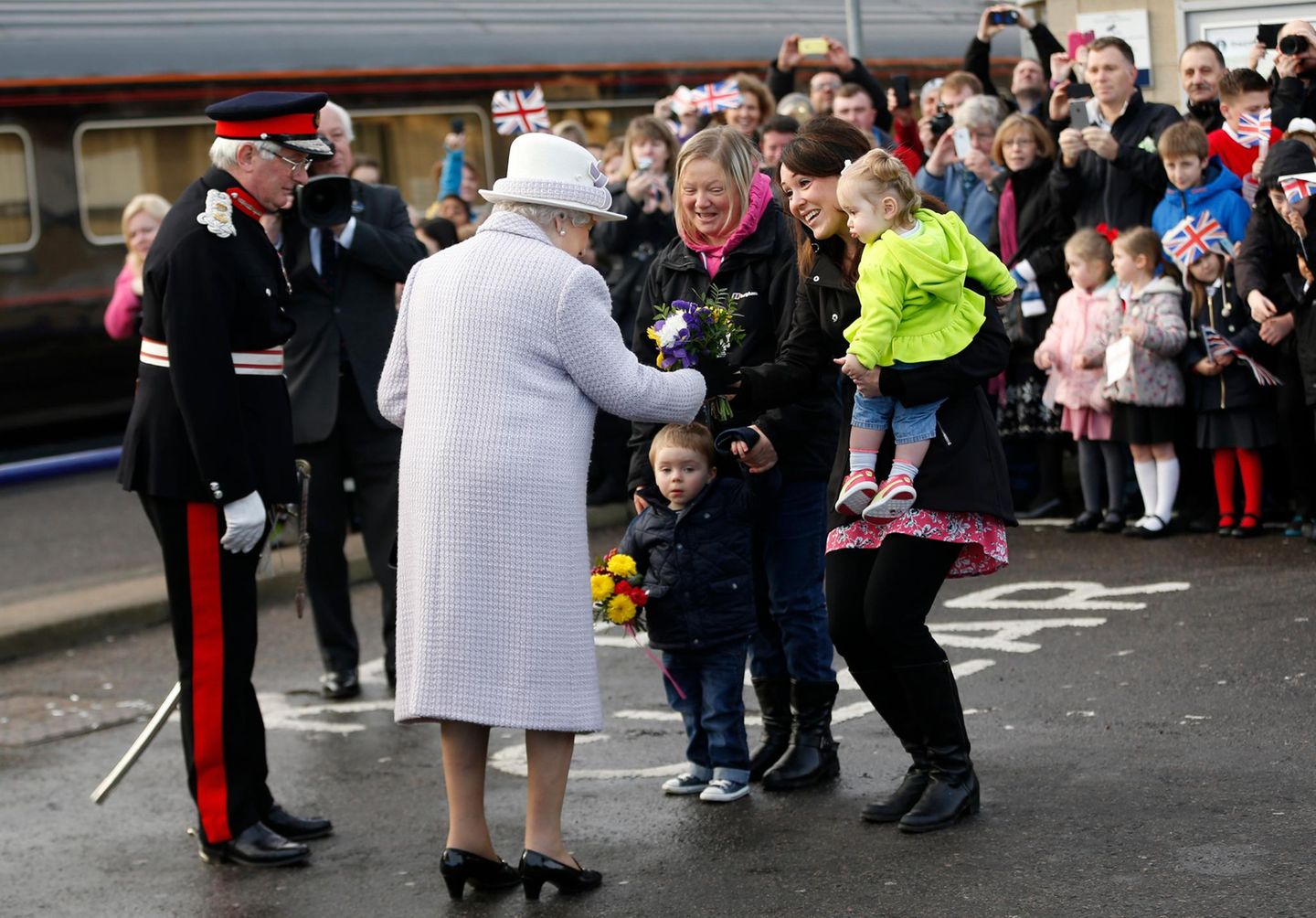 20. November 2014: Queen Elizabeth und Prinz Philip verbringen ihren 67. Hochzeitstag in Schottland. Mit dem Zug sind sie nach Elgin gefahren, wo es am Bahnsteig einige Blumen zur Begrüßung gibt. Elfi und Sienna, die die Sträuße überreichen sollen, scheinen aber ein wenig verschüchtert beim Auftritt der Queen. Ihre Mütter helfen aber.
