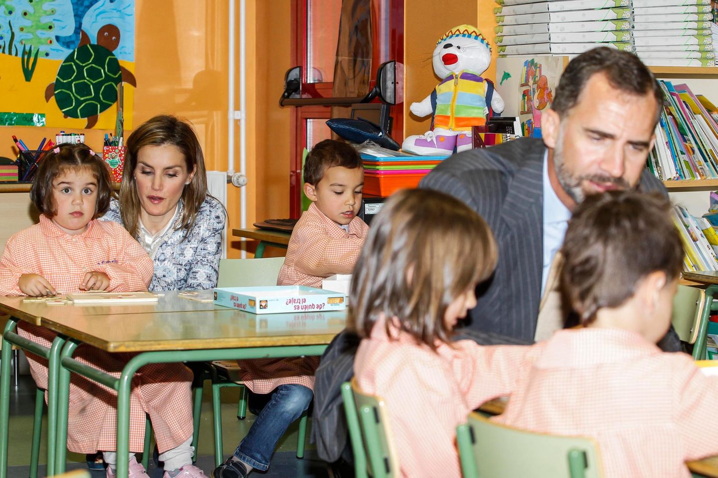 16. September 2014: In der "Ben-Cho-Shey"-Schule schauen Königin Letizia und König Felipe kleinen Schülerinnen über die Schulter.