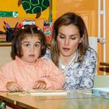 16. September 2014: In der "Ben-Cho-Shey"-Schule schauen Königin Letizia und König Felipe kleinen Schülerinnen über die Schulter.