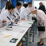 28. November 2014: Mit 88 Jahren geht Queen Elizabeth wieder zur Schule. Im "Holyport College" in Maidenhead nimmt sie an einer Physikstunde teil und schaut sich dabei etwas unter dem Mikroskop genauer an.