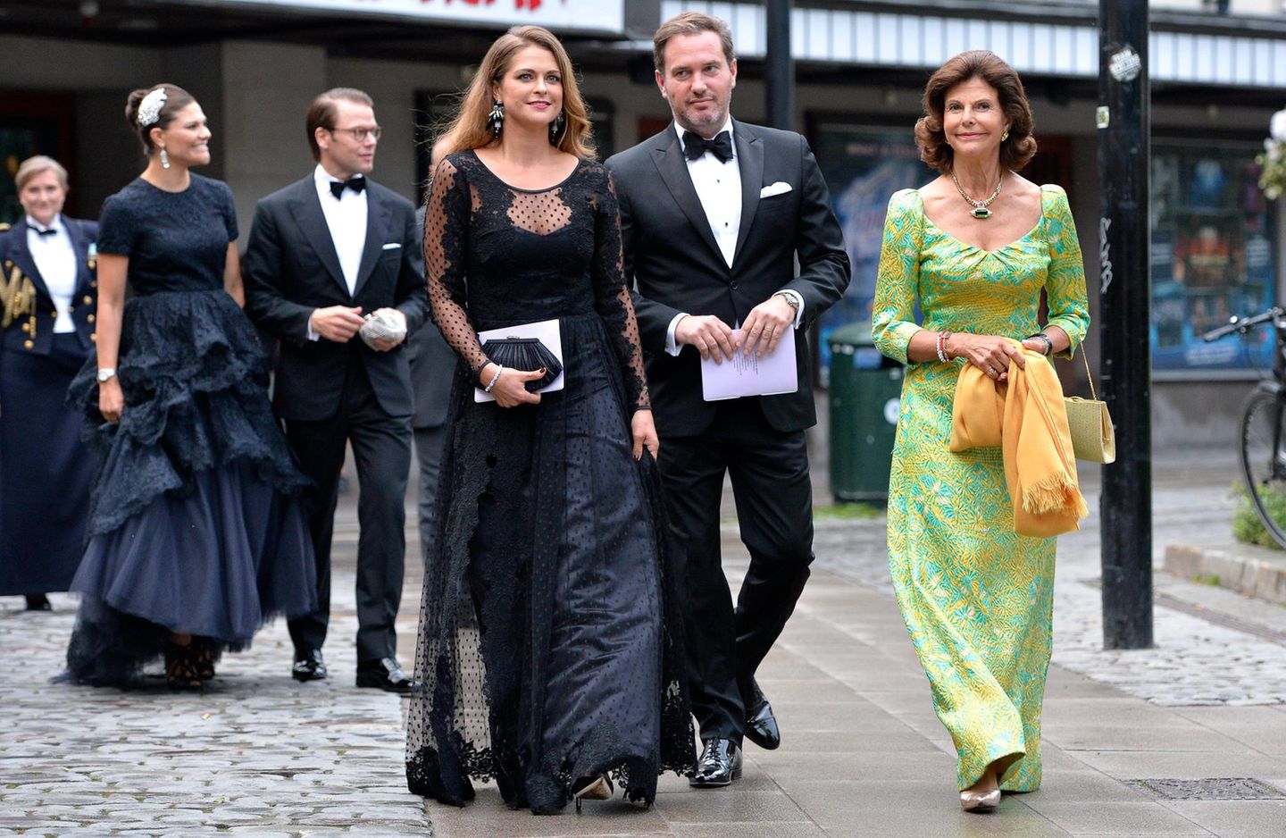 8. September 2014: Königin Silvia nimmt, in Begleitung ihrer beiden Töchter Madeleine und Victoria, an einem Wohltätigkeitsdinner zugunsten der "World Childhood Foundation" in Stockholm teil. Mit über den roten Teppich schreiten auch Chris O'Neill und Prinz Daniel.