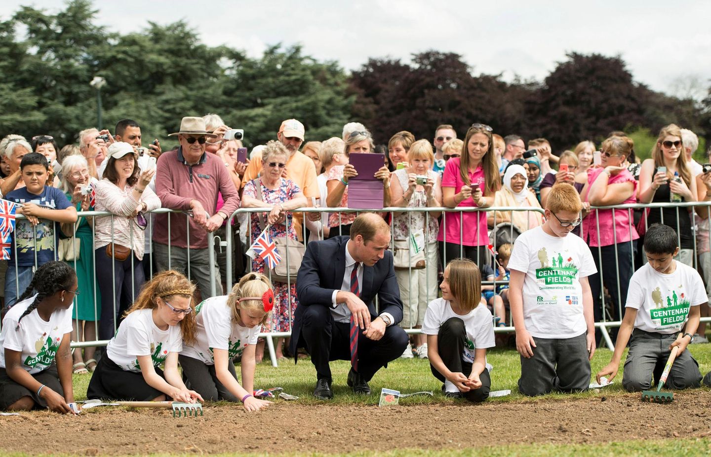 16. Juli 2014: Prinz William hilft den Kindern beim Pflanzen der Poppys (Mohnblumen) im Coventry War Memorial Park.