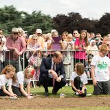 16. Juli 2014: Prinz William hilft den Kindern beim Pflanzen der Poppys (Mohnblumen) im Coventry War Memorial Park.