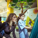 19. Oktober 2014: Königin Rania eröffnet im Kinder-Museum in Amman eine Ausstellung und lässt sich genau zeigen, was es zu sehen gibt.