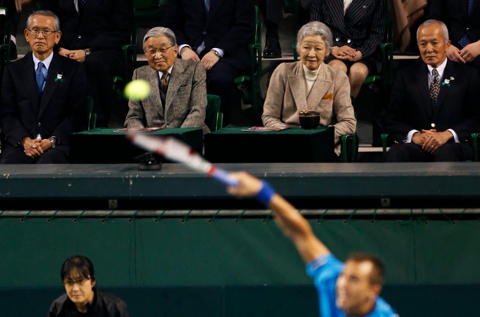 5. April 2014: Kaiser Akihito und Kaiser Michiko schauen sich das "Davis Cup"-Viertelfinale in Tokio an. 5. April 2014: Kaiser Akihito und Kaiser Michiko schauen sich das "Davis Cup"-Viertelfinale in Tokio an.