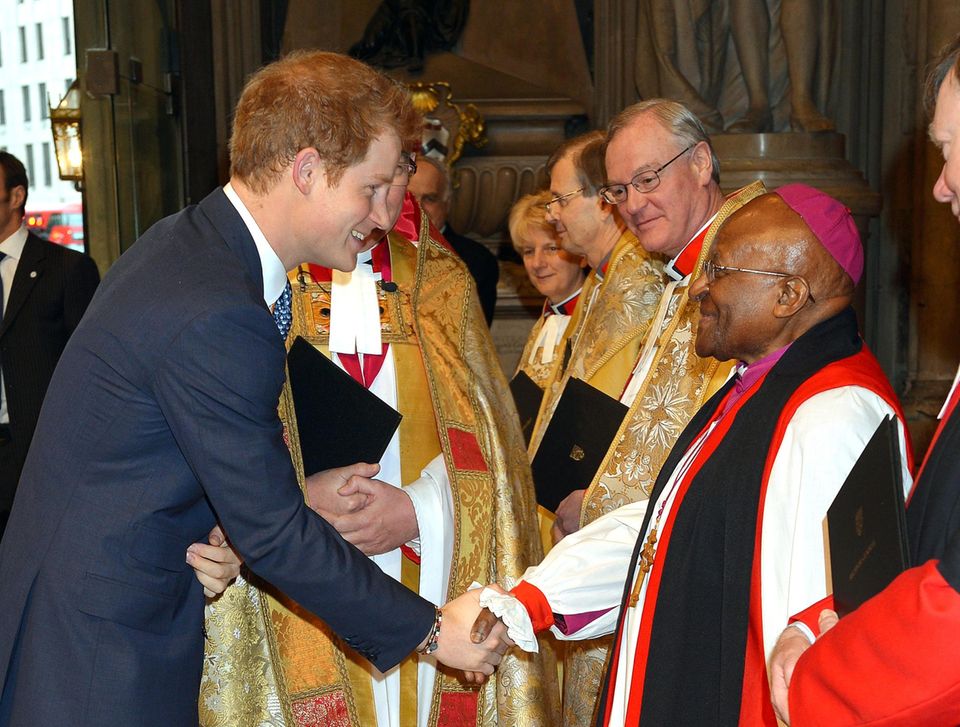 3. März 2014: Prinz Harry nimmt an einem Gedenkgottesdienst für Nelson Mandela in der Westminster Abbey in London teil. 3. März 2014: Prinz Harry nimmt an einem Gedenkgottesdienst für Nelson Mandela in der Westminster Abbey in London teil.
