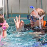 9. Juli 2014: Eine Abkühlung bei sommerlichen Temperaturen: Prinz William genießt seinen Termin im "British Sub-Aqua Club" in London.