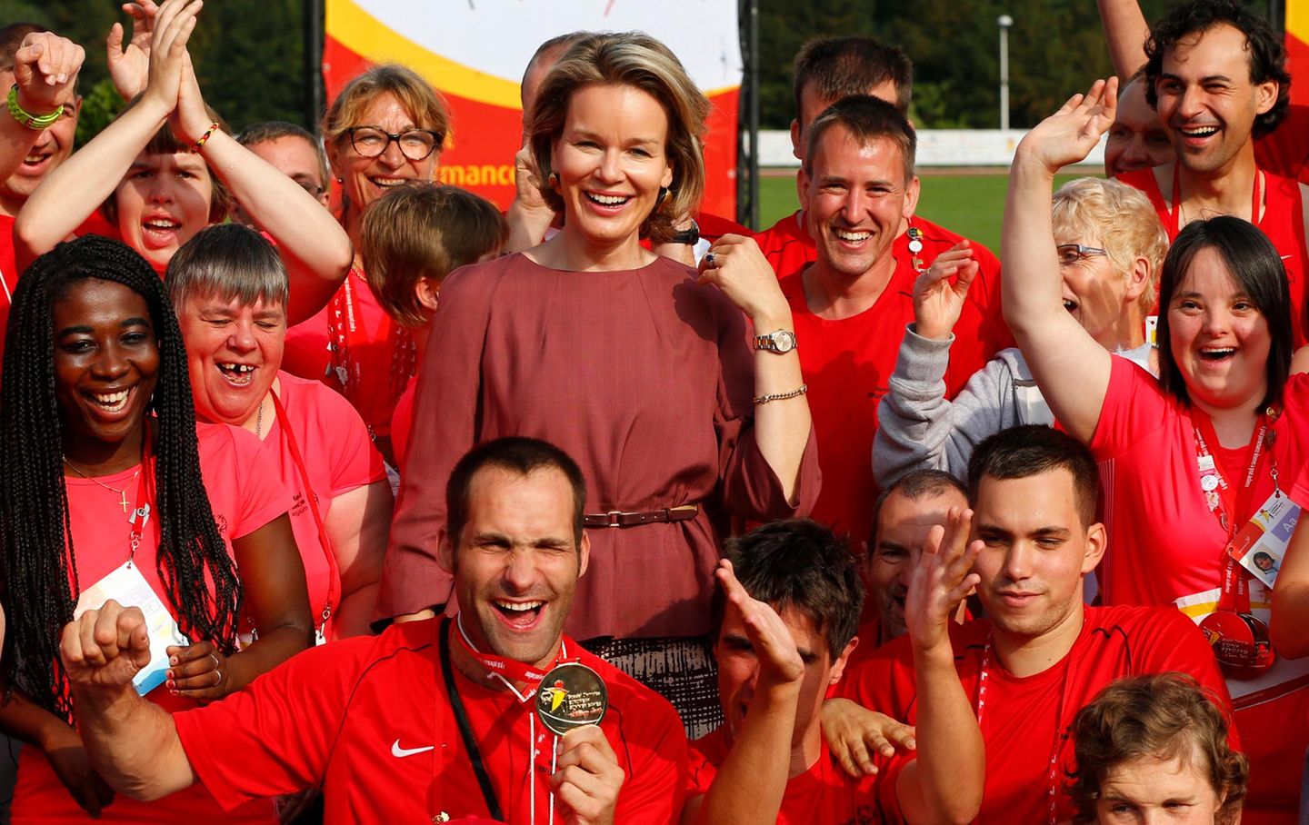 19. September 2014: In Mol posiert Königin Mathilde mit Teilnehmern der "Special Olympics European Summer Games" für ein Erinnerungsfoto.