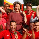 19. September 2014: In Mol posiert Königin Mathilde mit Teilnehmern der "Special Olympics European Summer Games" für ein Erinnerungsfoto.