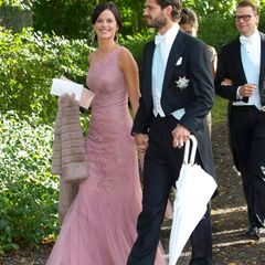 Sofia Hellqvist und Prinz Carl Philip von Schweden sind seit 2010 ein Paar und leben gemeinsam auf Djurgården, einer Insel im Osten von Stockholm.   Auf der Hochzeit seines Cousins Gustaf Magnuson im Spätsommer 2013 sieht man die beiden glücklich Hand in Hand.