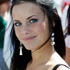 Sofia Hellqvist wurde am 6. Dezember 1984 im schwedischen Täby geboren. Als Sofia sechs Jahre alt ist, zieht die Familie nach Älvdalen. Dort wächst die Schwedin auf bis es sie zum Studieren nach Stockholm zieht, wo sie nebenbei als Kellnerin und Model arbeitet.