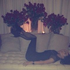 Kim Kardashian räkelt sich zwischen eintausend Rosen, die sie von Kanye West geschenkt bekommen hat.