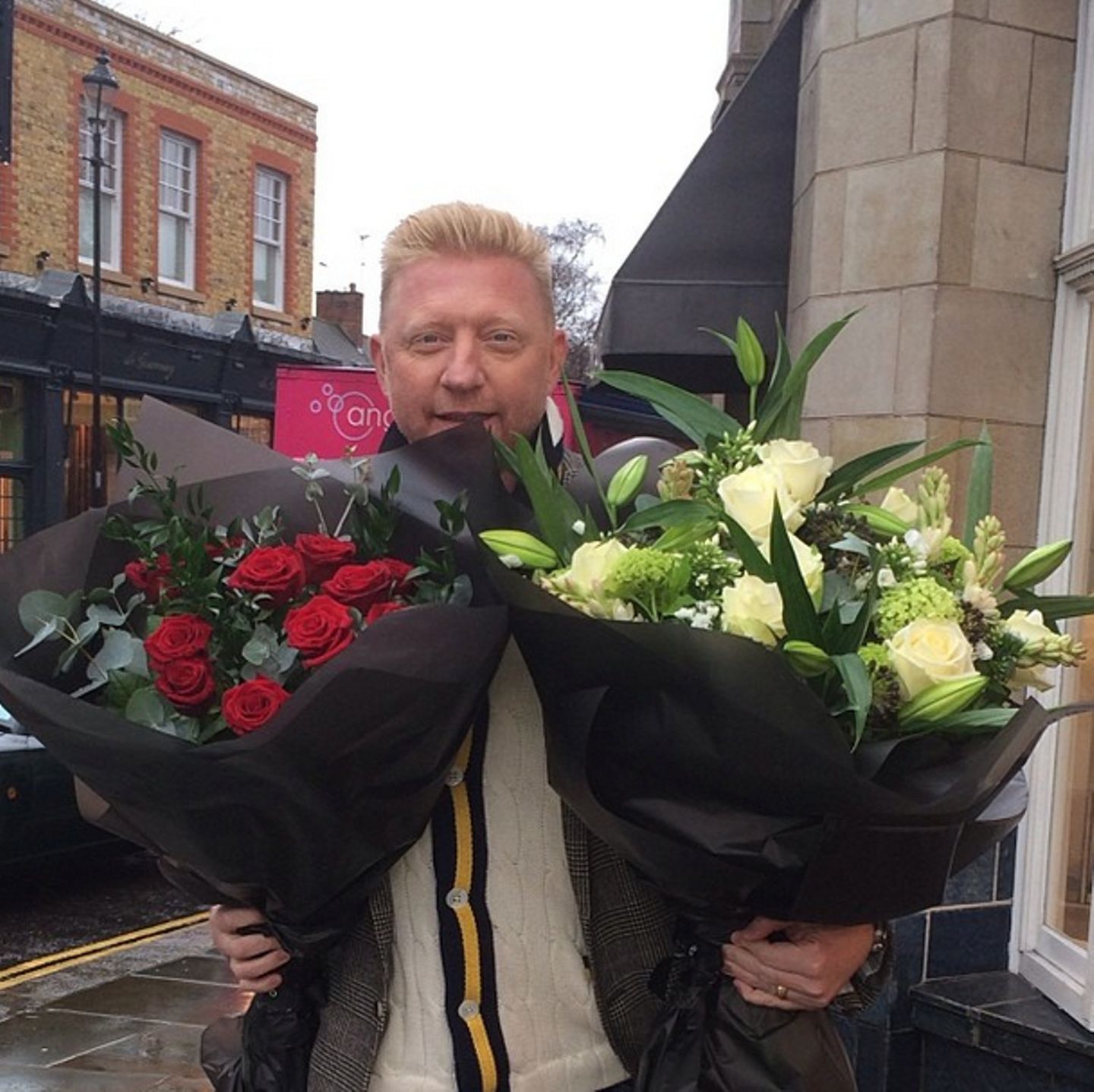 Für seine Frau Lily gibt's von Boris Becker gleich zwei Blumensträuße zum Valentinstag.