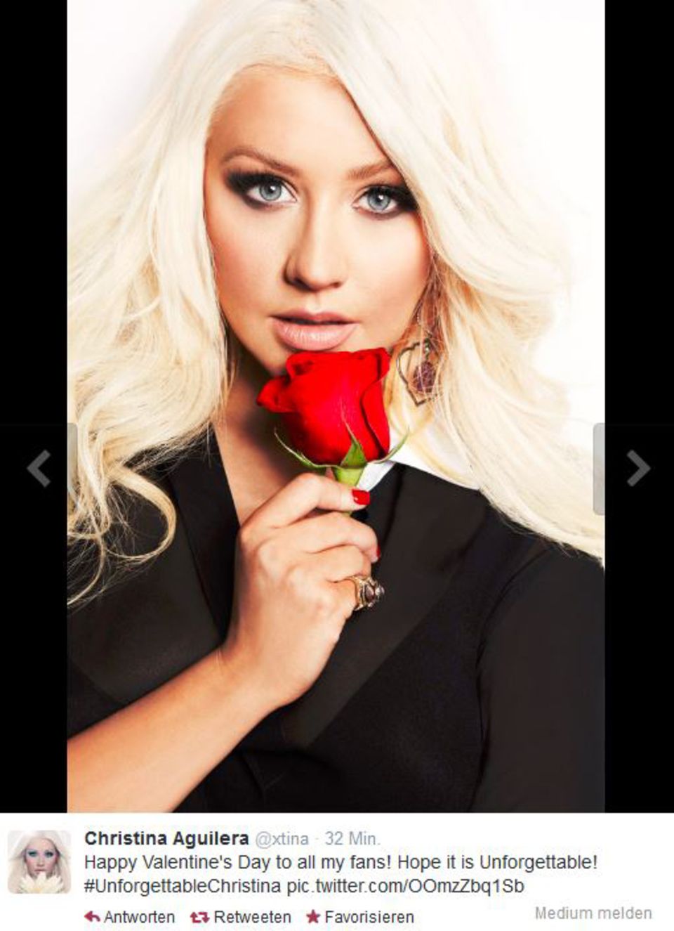 Klassich mit roter Rose zeigt sich Christina Aguilera ihren Fans.