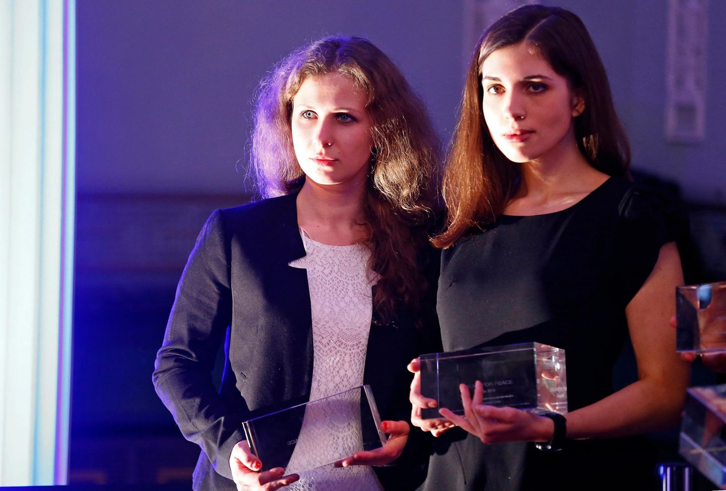 Die "Pussy Riot"-Aktivistinnen Marija Aljochina und Nadeschda Tolokonnikowa bekommen für den Film "Pussy Riot: A Punk Prayer" den Preis in der Kategorie "Wertvollste Dokumentation des Jahres".