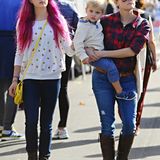 23. November 2014: Reese Witherspoons Tochter Ava hat jetzt pinkfarbene Haare und verbringt einen Tag mit ihrer Mutter und Brüderchen Tennessee auf dem Baurnmarkt in Brentwood.