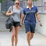 31. Juli 2014: Chrissy Teigen und John Legend gehen ausgelassen am East River in New York spazieren.