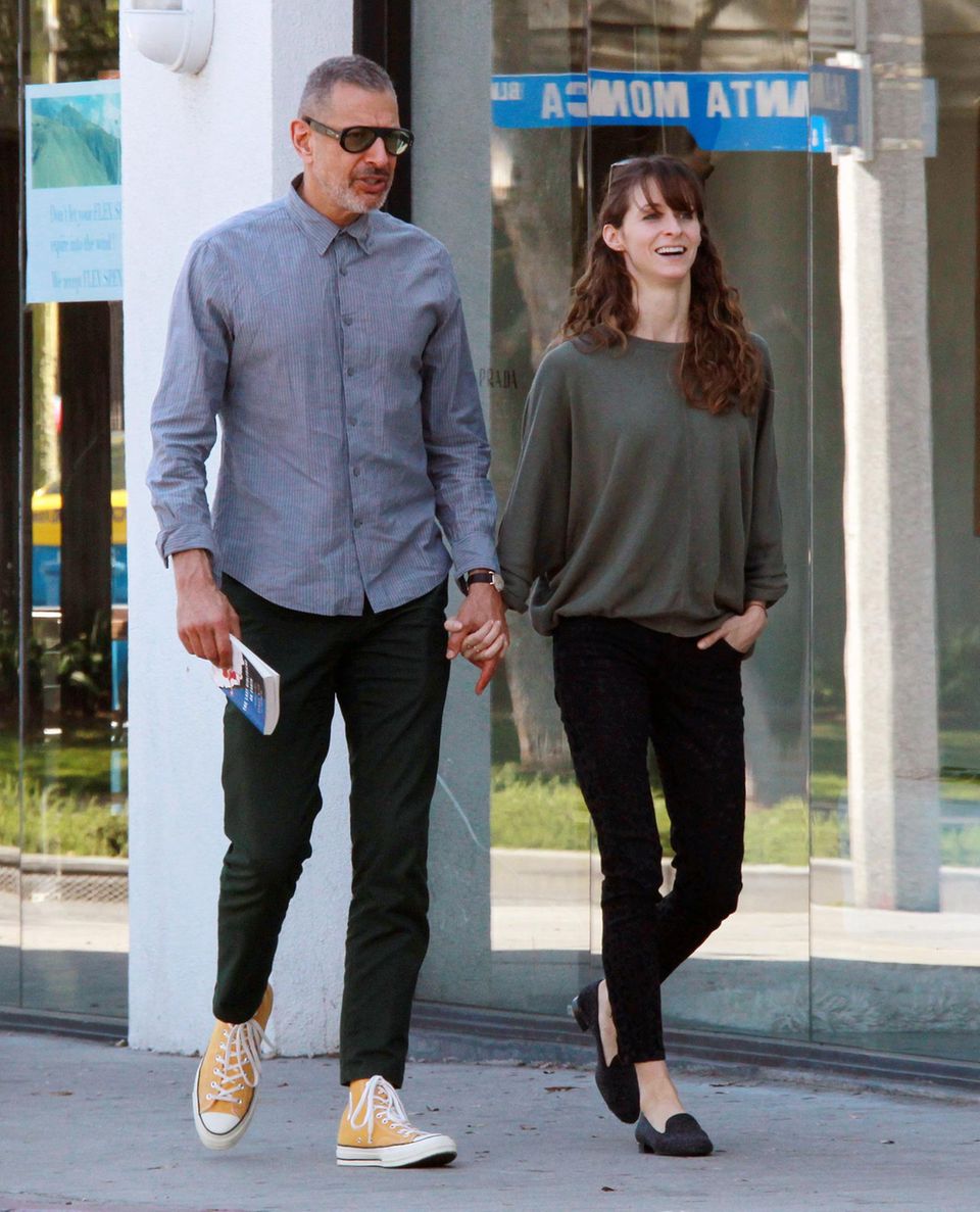14. April 2014: Jeff Goldblum und seine Freundin Emilie Livingston besuchen in Los Angeles einen Buchladen bevor sie zum Mittagessen gehen. 14. April 2014: Jeff Goldblum und seine Freundin Emilie Livingston besuchen in Los Angeles einen Buchladen bevor sie zum Mittagessen gehen.