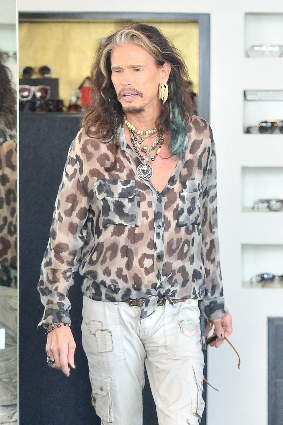 27. Januar 2014: Steven Tyler ist in einem Geschäft auf der Suche nach einer neuen Sonnebrille. 27. Januar 2014: Steven Tyler ist in einem Geschäft auf der Suche nach einer neuen Sonnebrille.