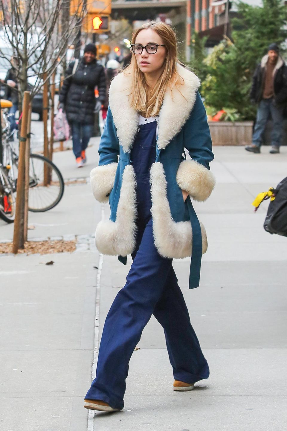 8. Dezember 2014: Kalt in New York: Model Suki Waterhouse verlässt dick eingepackt ihr Hotel.