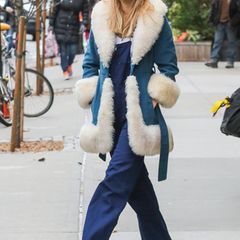 8. Dezember 2014: Kalt in New York: Model Suki Waterhouse verlässt dick eingepackt ihr Hotel.