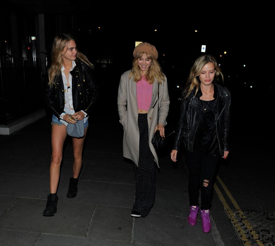 26. April 2014: Cara Delevingne, Suki Waterhouse und Georgia May Jagger haben bei einem Mädelsabend viel Spaß zusammen. 26. April 2014: Cara Delevingne, Suki Waterhouse und Georgia May Jagger haben bei einem Mädelsabend viel Spaß zusammen.