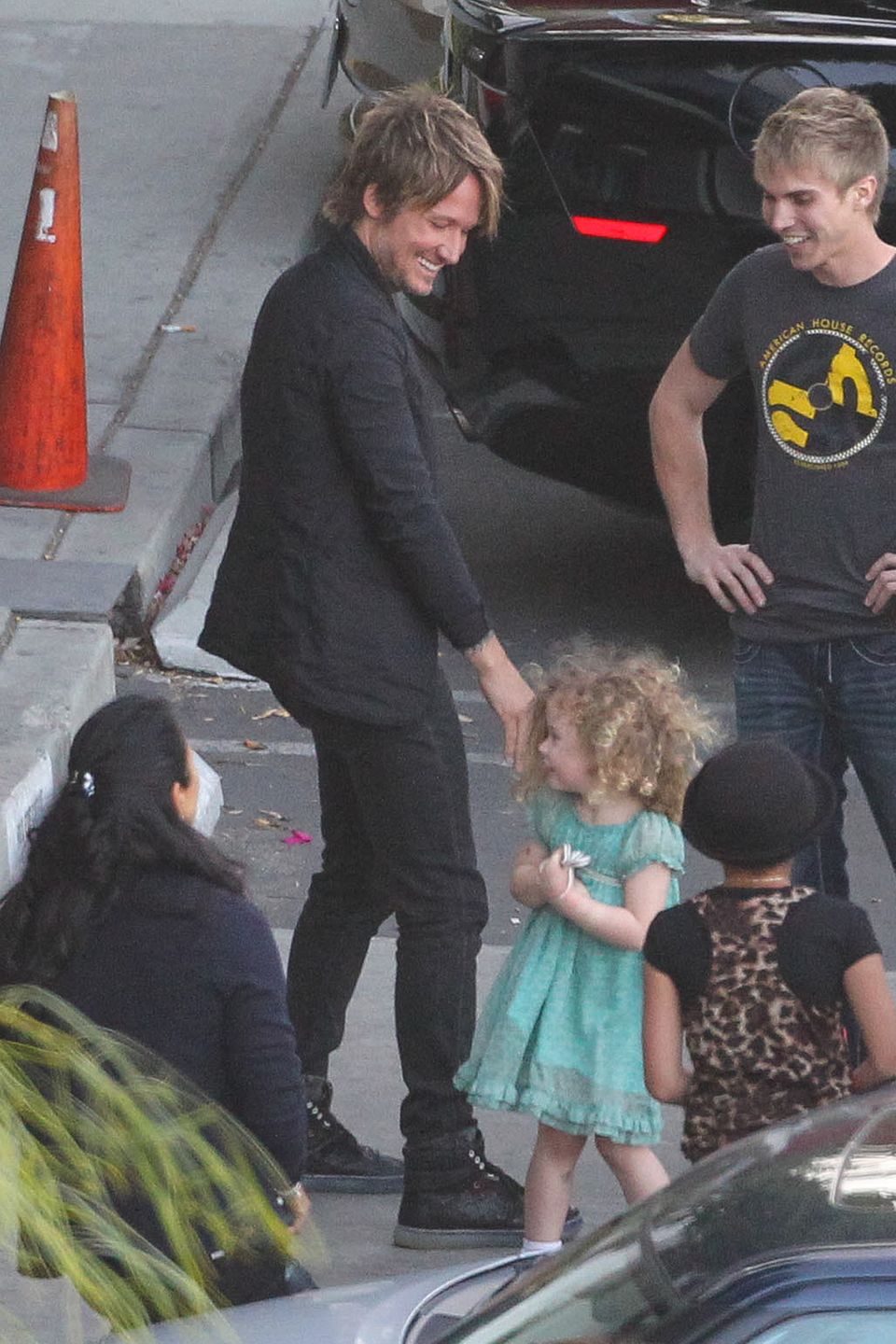 7. Mai 2014: Keith Urban bekommt am Set von "American Idol" in Los Angeles Besuch von seiner jüngsten Tochter Faith Margaret. 7. Mai 2014: Keith Urban bekommt am Set von "American Idol" in Los Angeles Besuch von seiner jüngsten Tochter Faith Margaret.