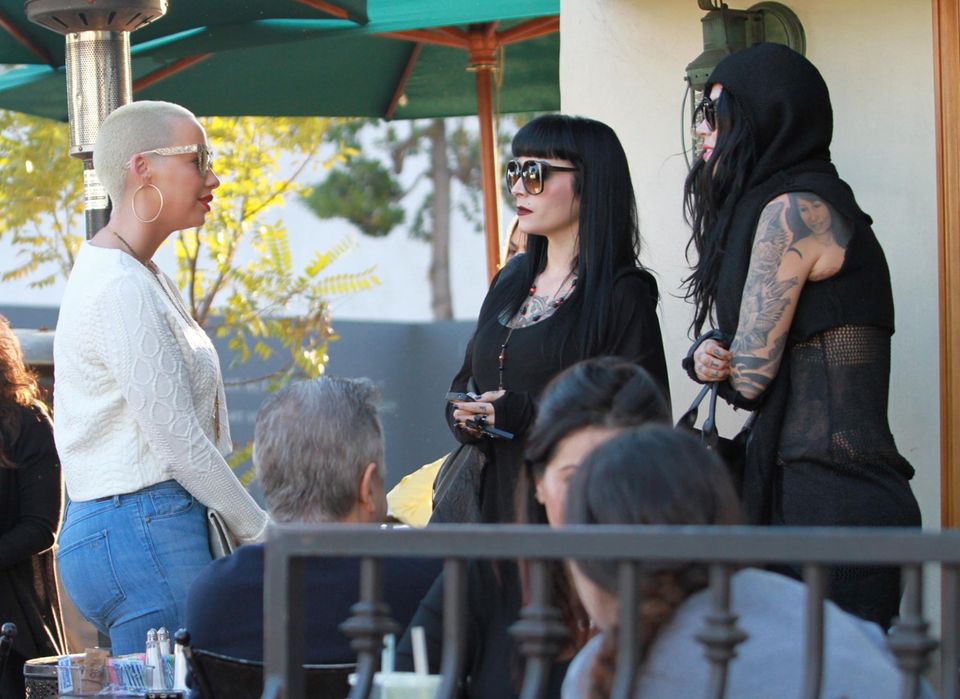 10. Februar 2014: Amber Rose und Kat von D treffen sich durch Zufall im "Urth Caffe" in Hollywood und tauschen Telefonnummern aus. 10. Februar 2014: Amber Rose und Kat von D treffen sich durch Zufall im "Urth Caffe" in Hollywood und tauschen Telefonnummern aus.