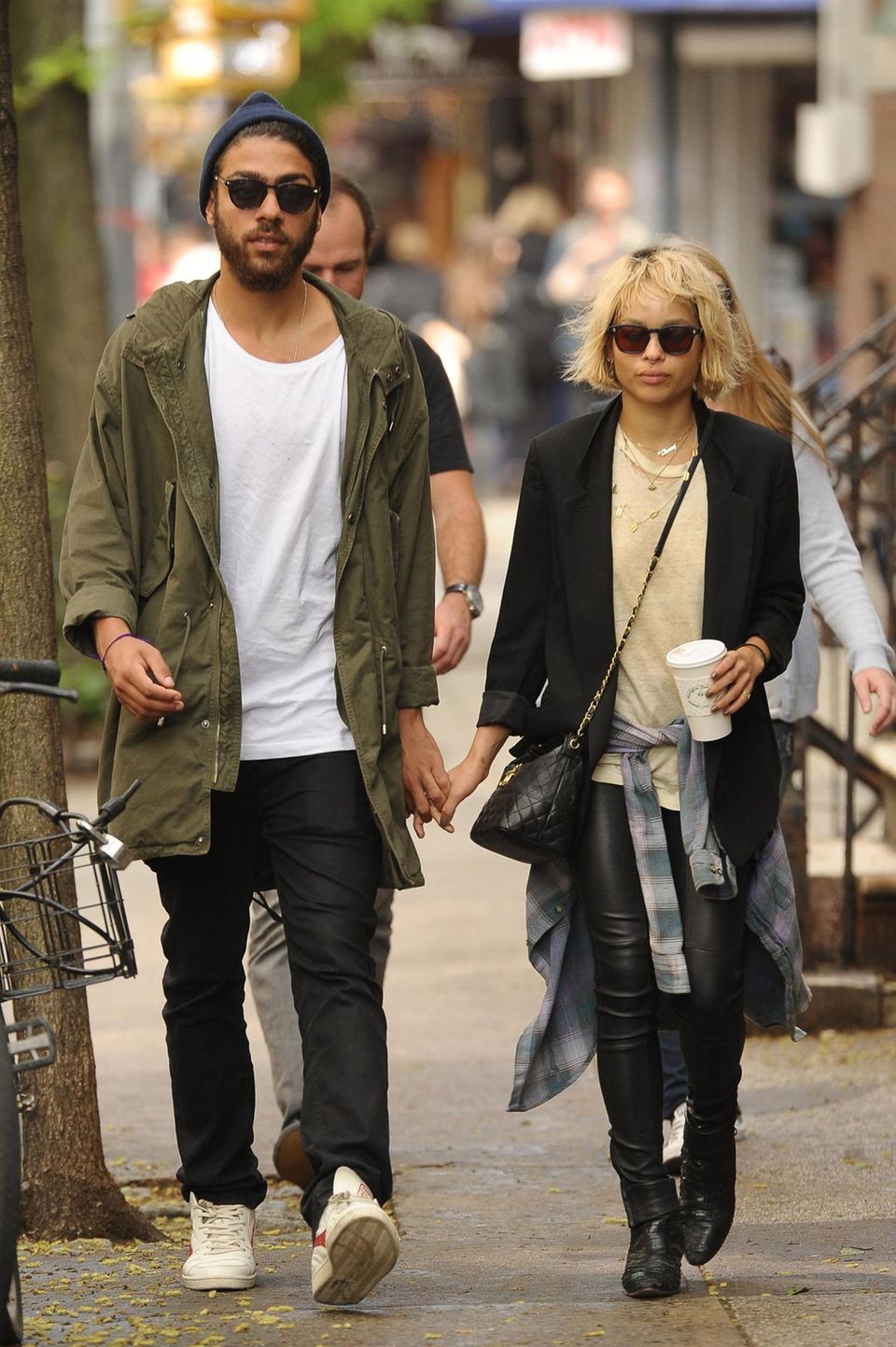 15. Mai 2014: Noah Becker und Zoe Kravitz schlendern Händchen haltend durchs "Est Village" in New York City. 15. Mai 2014: Noah Becker und Zoe Kravitz schlendern Händchen haltend durchs "Est Village" in New York City.