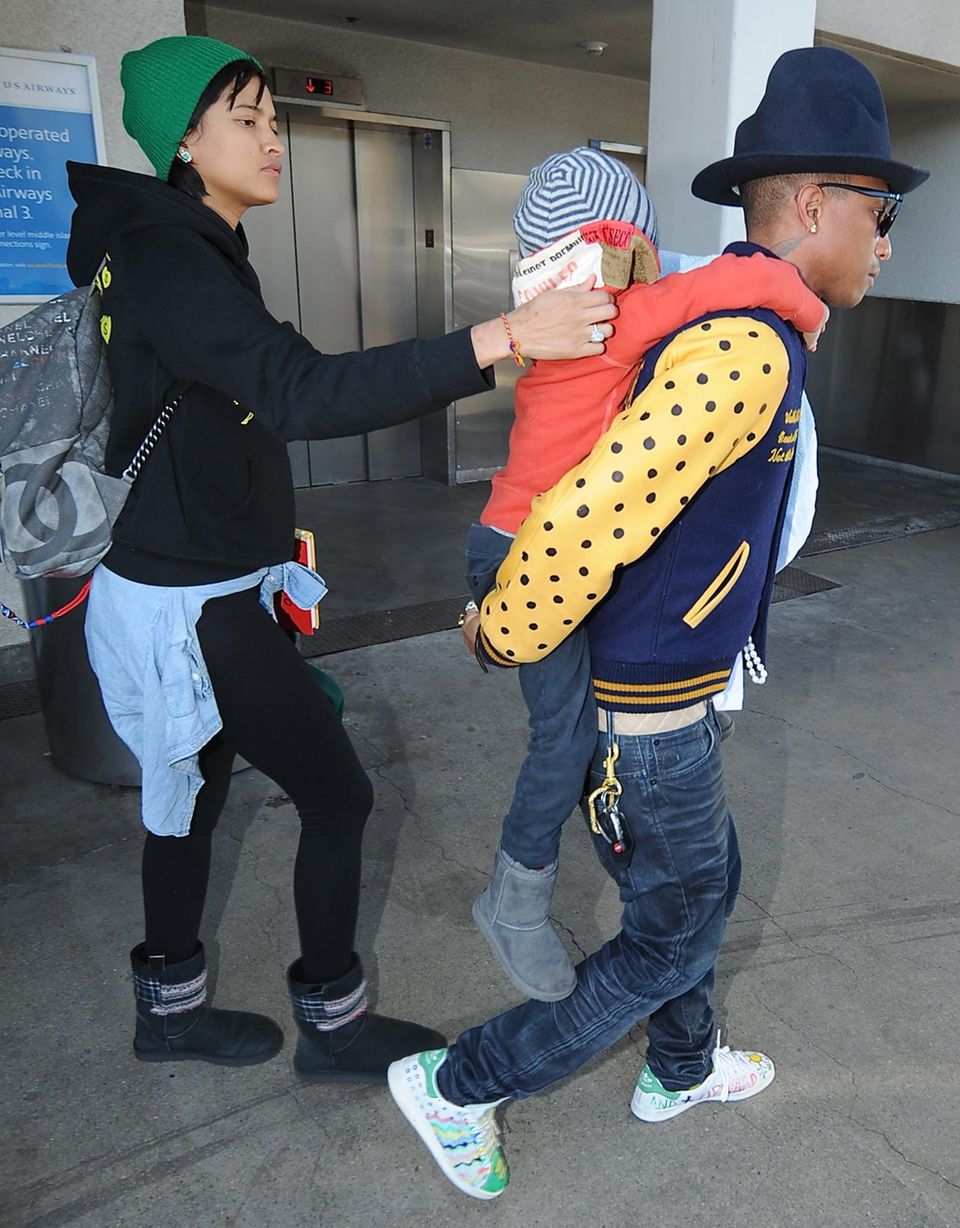 7. April 2014: Pharrell Williams kommt mit seiner Frau Helen Lasichanh und seinem Sohn Rocket Man am Flughafen in Los Angeles an. 7. April 2014: Pharrell Williams kommt mit seiner Frau Helen Lasichanh und seinem Sohn Rocket Man am Flughafen in Los Angeles an.