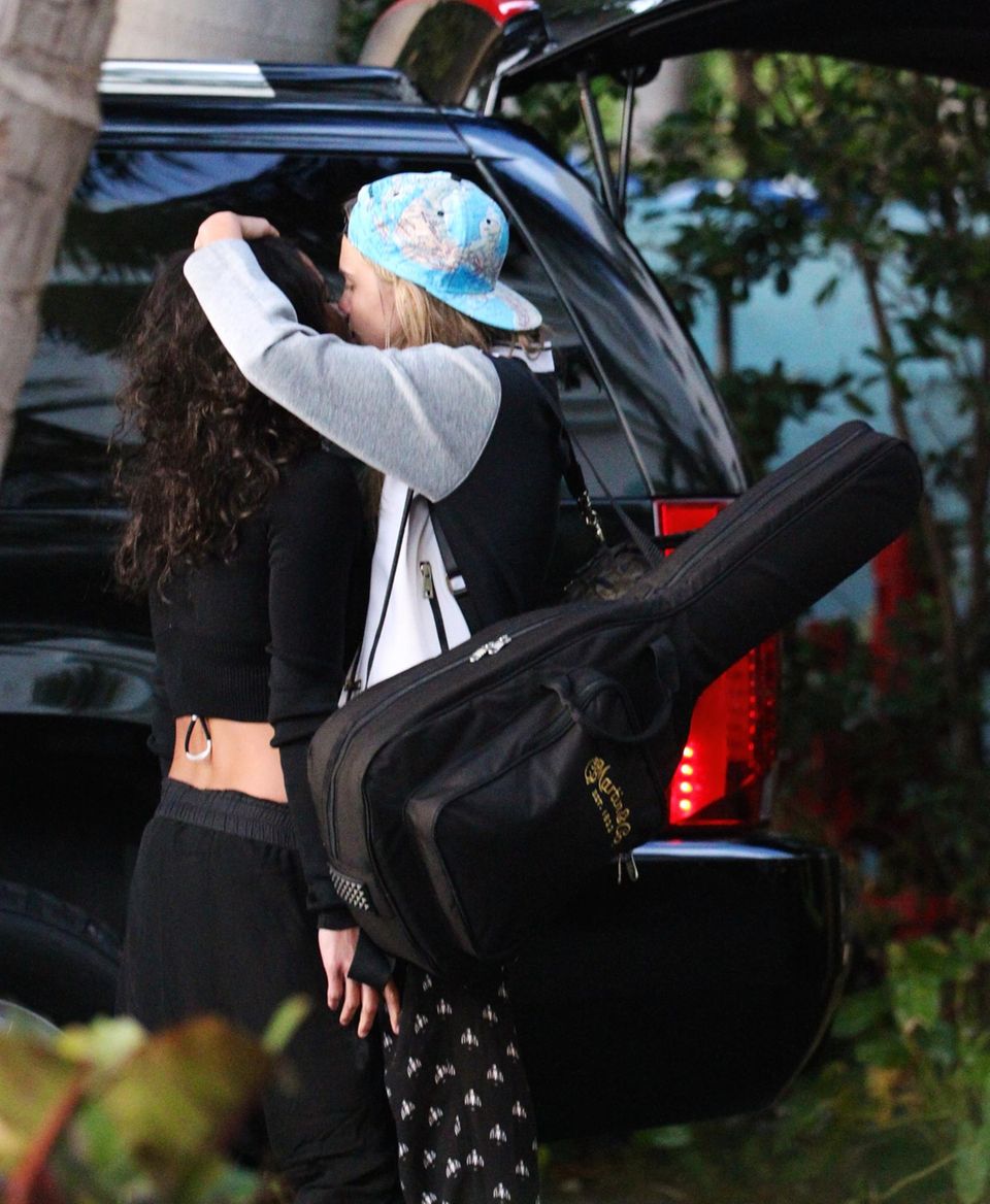 30. März 2014: Cara Delevingne küsst ihr Freundin Michelle Rodriguez, bevor beide in ein Auto steigen und zum Musikfastival nach Miami fahren. Zuvar hatten die beiden gemeinsam eine Woche in Mexiko Urlaub gemacht. 30. März 2014: Cara Delevingne küsst ihr Freundin Michelle Rodriguez, bevor beide in ein Auto steigen und zum Musikfastival nach Miami fahren. Zuvar hatten die beiden gemeinsam eine Woche in Mexiko Urlaub gemacht.