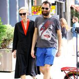 10. Juni 2014: Tilda Swinton ist gut gelaunt mit ihrem Freund Sandro Kopp in Manhattan unterwegs.