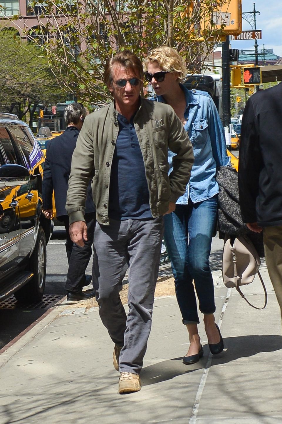 6. Mai 2014: Sean Penn und Charlize Theron werden in Manhatten vor ihrem Hotel von einem Auto abgeholt. 6. Mai 2014: Sean Penn und Charlize Theron werden in Manhatten vor ihrem Hotel von einem Auto abgeholt.