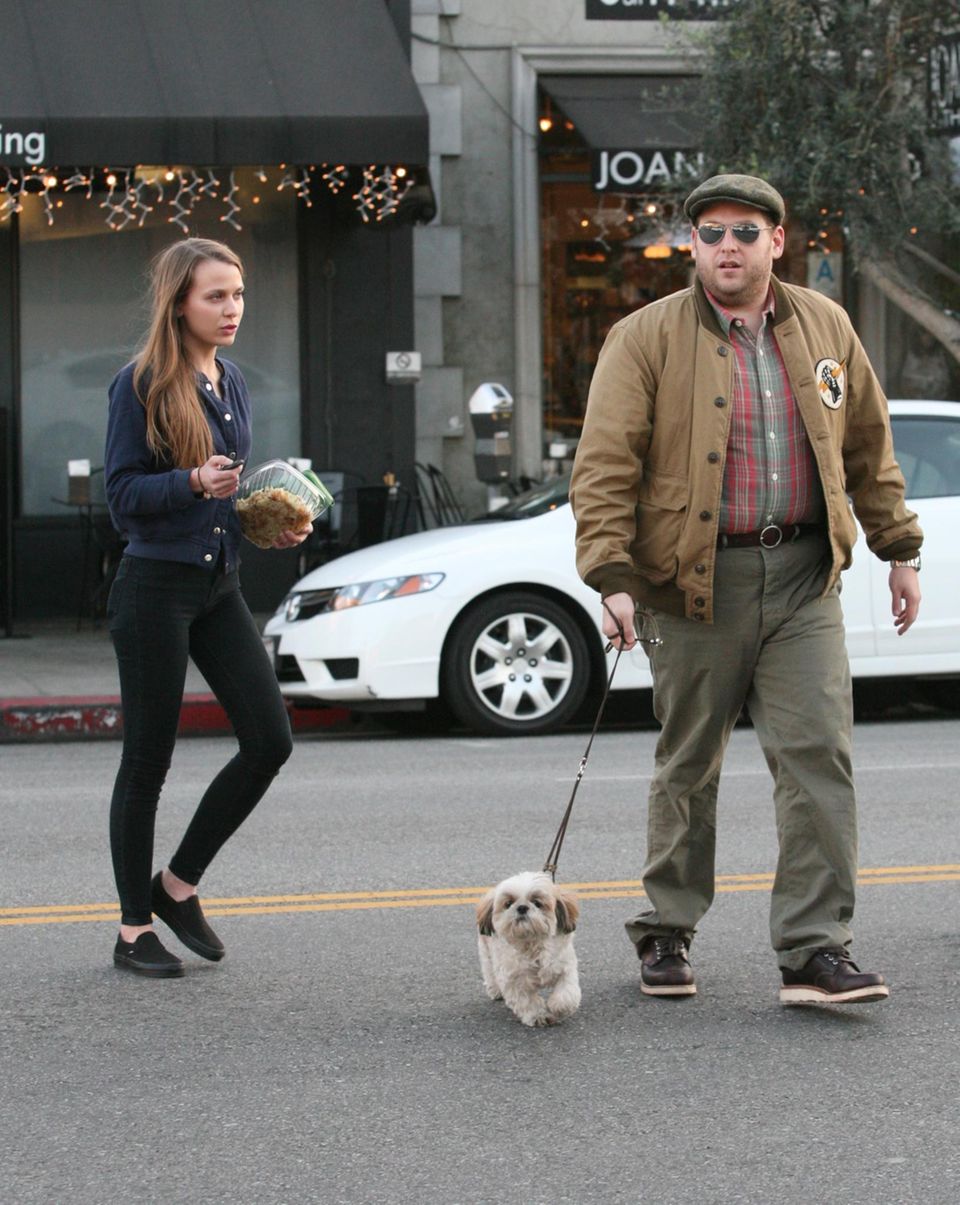 5. Februar 2014: Jonah Hill und seine Freundin Isabelle McNally gehen in West Hollywood mit seinem Hund Gassi. 5. Februar 2014: Jonah Hill und seine Freundin Isabelle McNally gehen in West Hollywood mit seinem Hund Gassi.