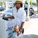 5. Juli 2014: Der Fußballer Jermaine Jones geht mit seiner Frau Sarah Gerth und den Kindern Liya, Kenyon, Keanu und Junius in West Hollywood essen.