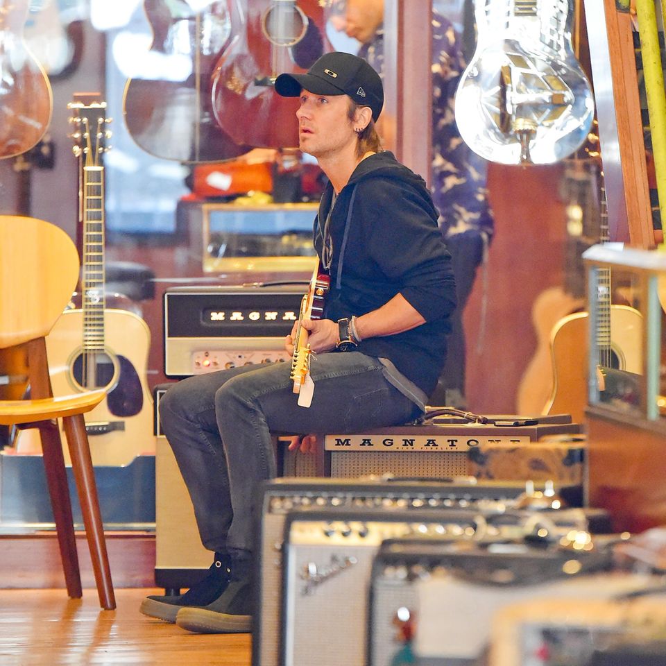 18. August 2014: Keith Urban schaut sich in SoHo, New York, in einem Gitarrenladen um.