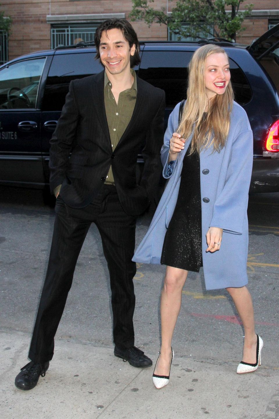 6. Mai 2014: Justin Long und Amanda Seyfried sind auf dem Weg zu einer Charity-Veranstaltung in New York. Die Schauspieler sind seit Längerem ein Paar, hatten sich bisher aber kaum gemeinsam bei Veranstaltungen gezeigt. 6. Mai 2014: Justin Long und Amanda Seyfried sind auf dem Weg zu einer Charity-Veranstaltung in New York. Die Schauspieler sind seit Längerem ein Paar, hatten sich bisher aber kaum gemeinsam bei Veranstaltungen gezeigt.
